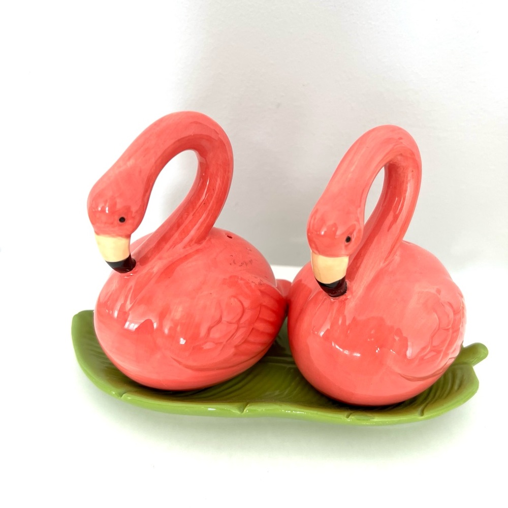 SALT & PEPPER SHAKER SET NOVELTY FLAMINGO SET FOR ANY HOME, LAKE, OR BEACH HOME